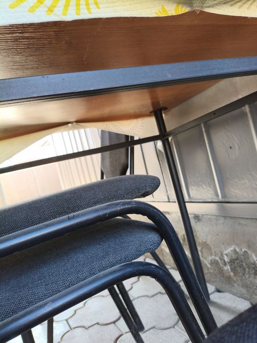 Стол со стульями