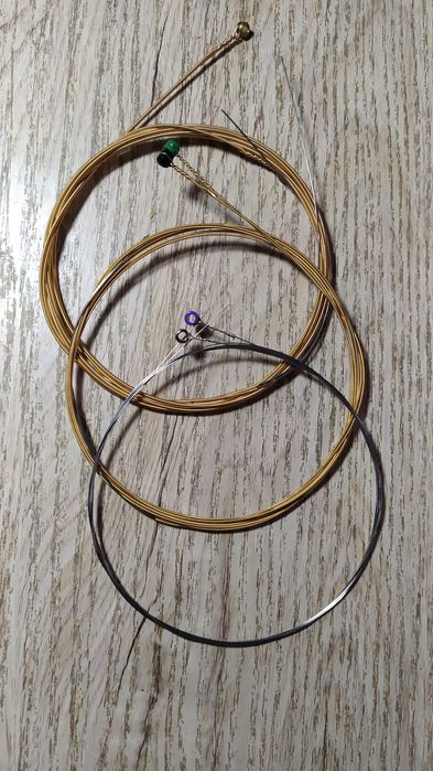 Струны металлические и нейлоновые,цветные, новые для  гитар