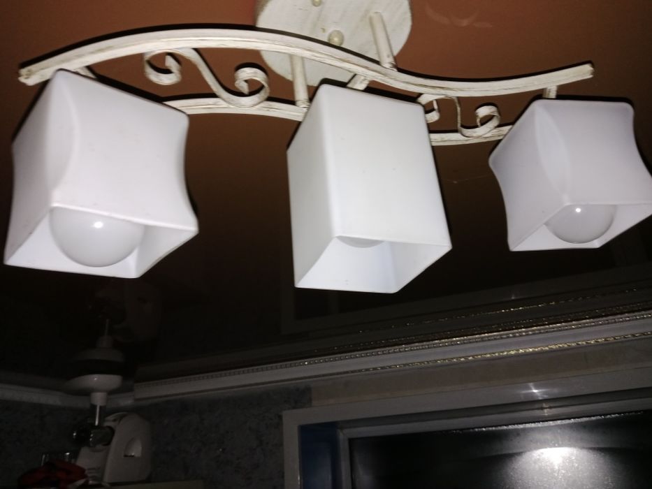 Люстра трёхрожковая