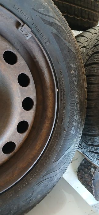 4 броя зимни и 4 броя летни гуми с джантите