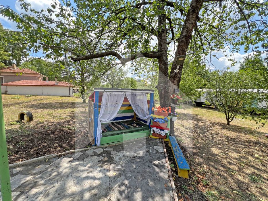 Продава еднофамилна, едноетажна къща в с. Средня (Шумен). ТОП имот!