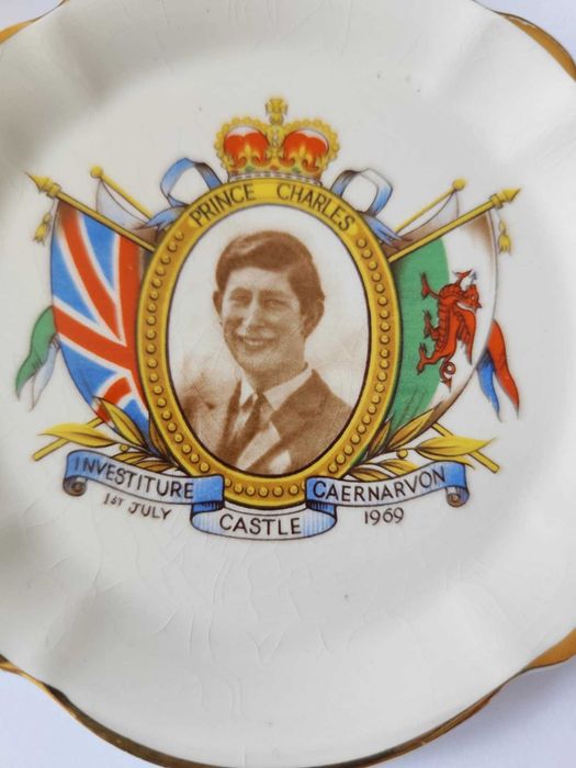 Кралски сувенирни чинийки в чест на Елизабет II и принц Чарлз