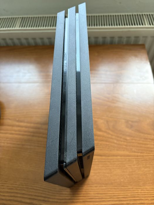 PS4 PRO 1TB + 2 controllere