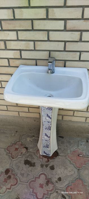 раковина со смесителем