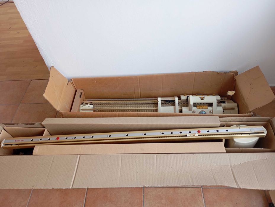 Vând mașină de tricotat Singer electrică nefolosită și o mașină de tricotat Singer manuală folosită