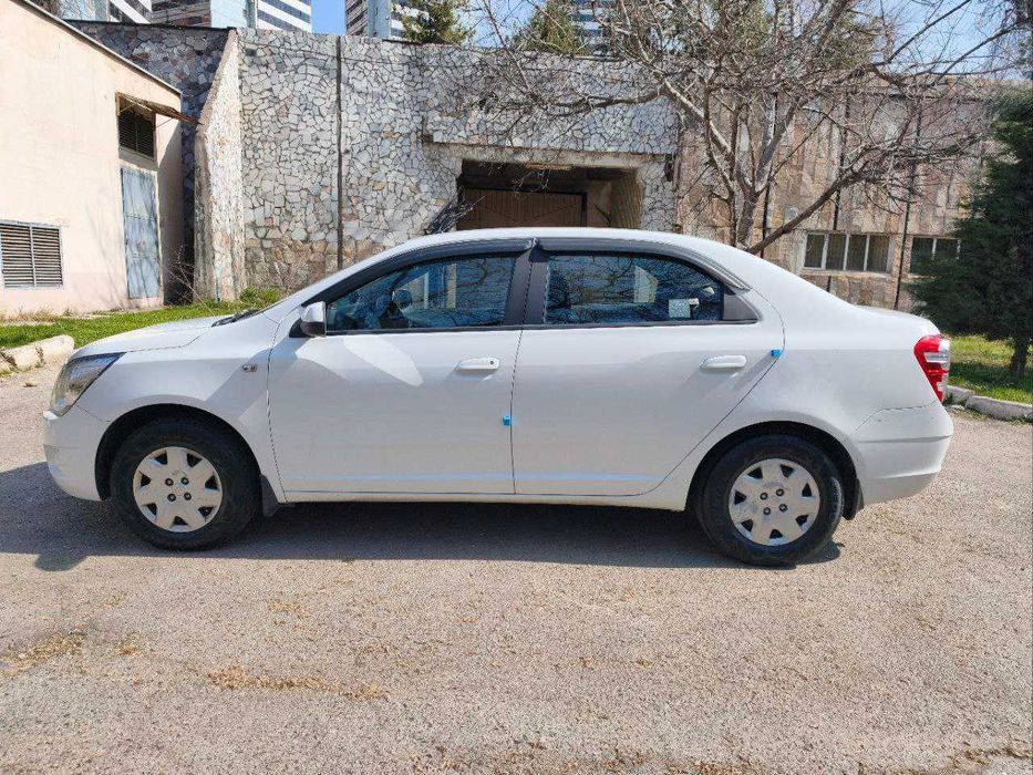 Chevrolet Cobalt, 2015 года выпуска.