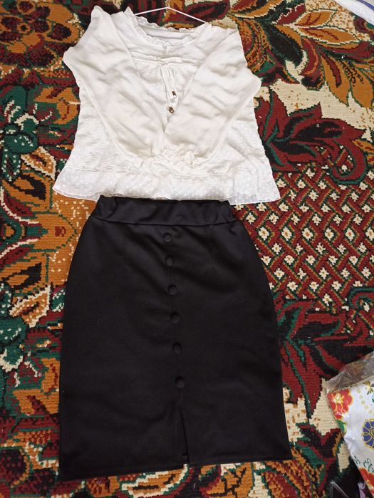 Ayollar kiyimi arzon narxda sotiladi.