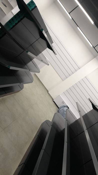 Продаются металлические торговые стеллажи в отличном состоянии