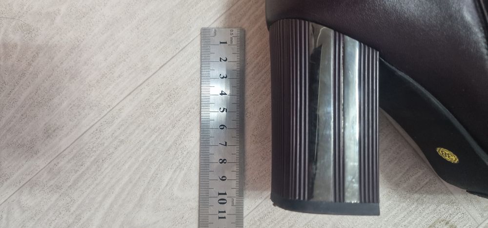 Продам две пары ботинок б/у