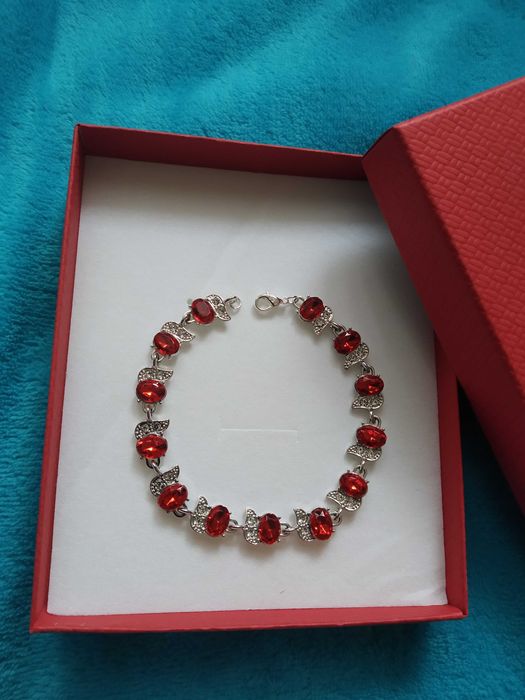 Чисто нова, масивна сребърна гривна. В кутия лукс.