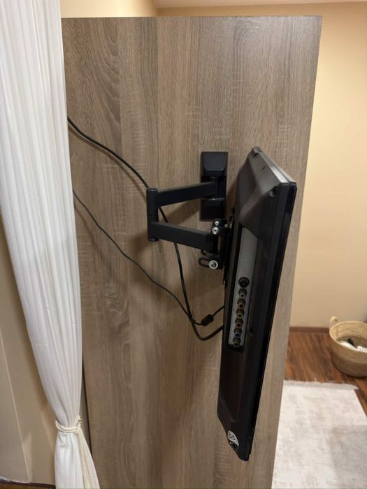 Гардероб с TV  с чупеща стойка