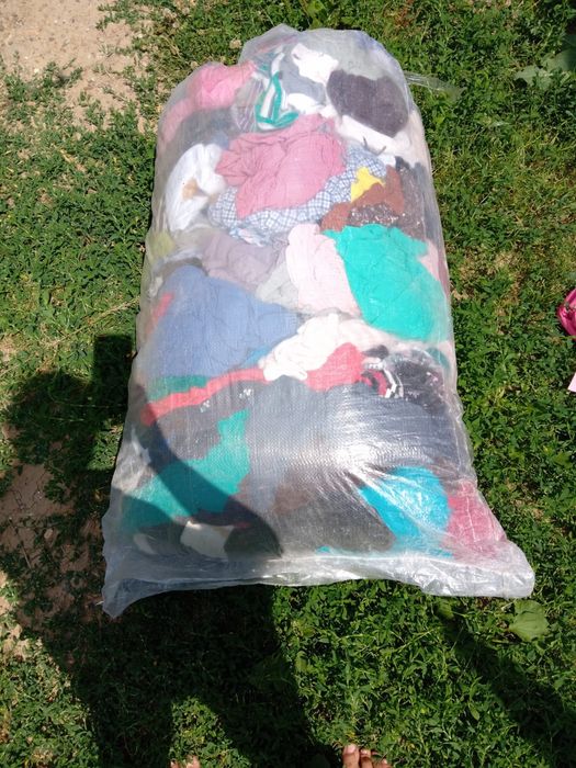 Vând haine și încălțăminte la sac