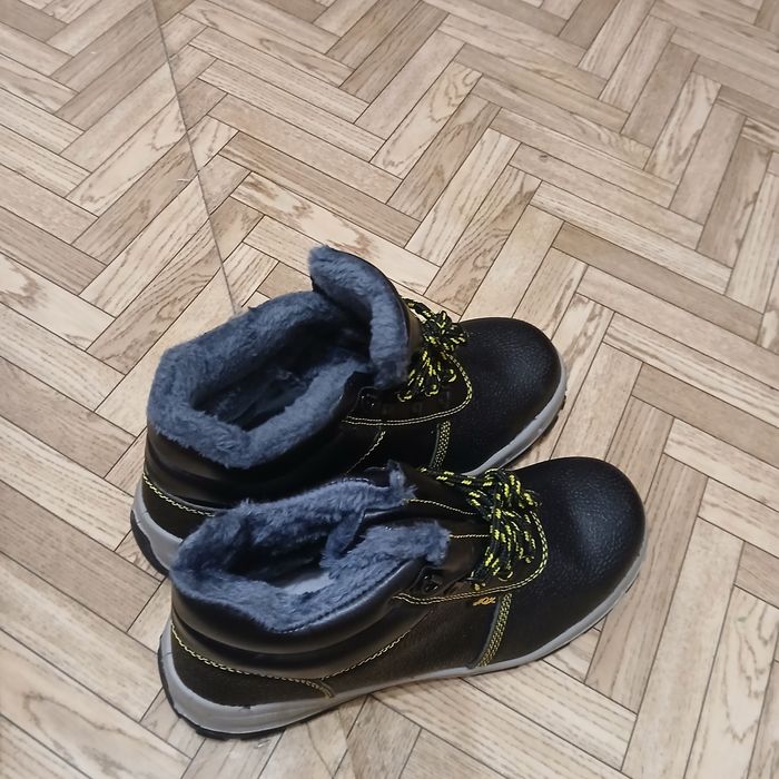 Ботинки с металлической носом