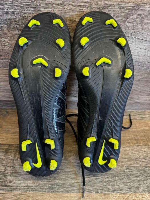 Футболни обувки Nike и Adidas