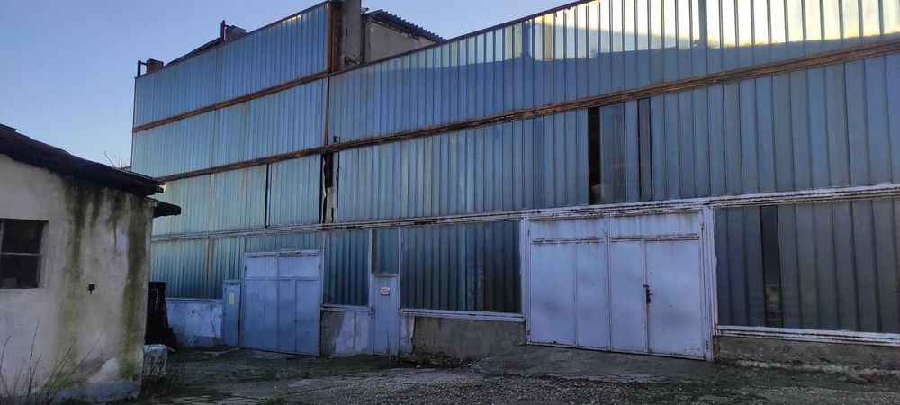 Продава се Промишлена сграда в Чирпан - 5000 кв.м за 100 €/кв.м - Снимка #1