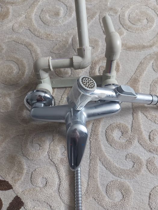 Продам смеситель с душем