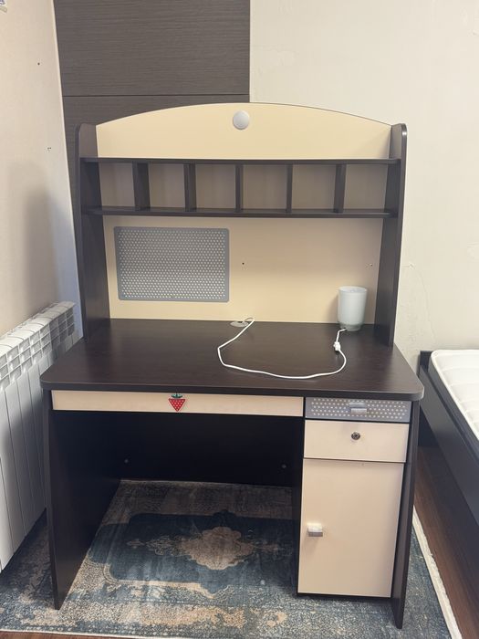 кровать, шкаф и письменный стол