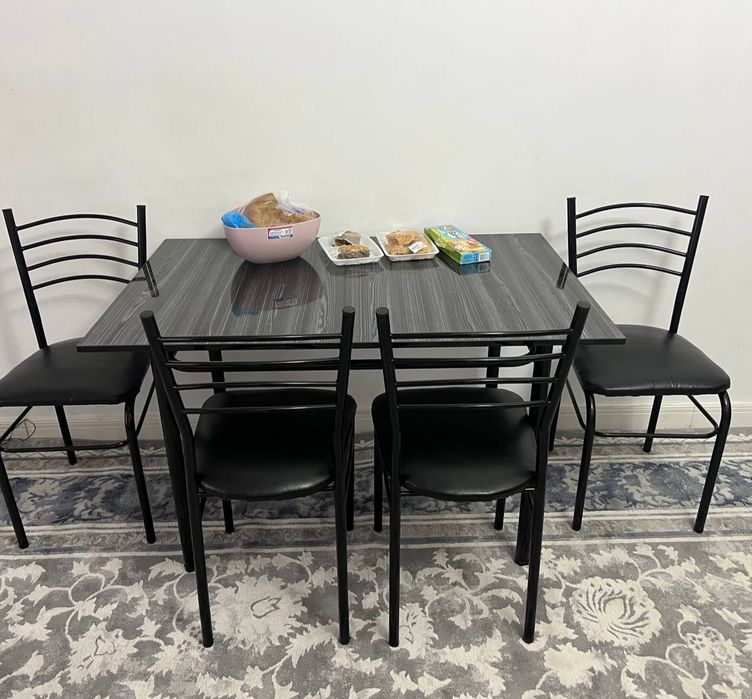 Кухонный стол с четырьмя стульями для дома кафе и других заведений.