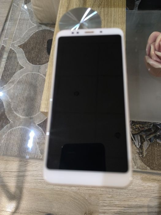 Продавам телефон  шауми  редми 5 плюс