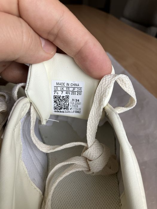 Продавам дамски обувки Adidas VL Court 2.0 беж