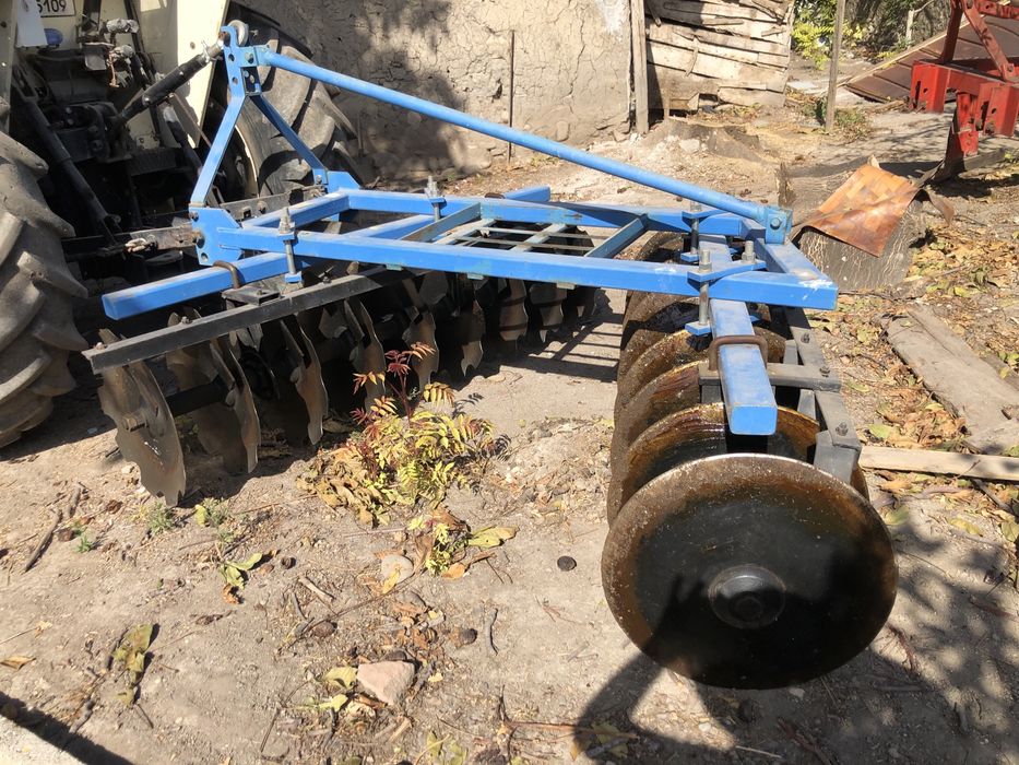 Продавам трактор с инвентар