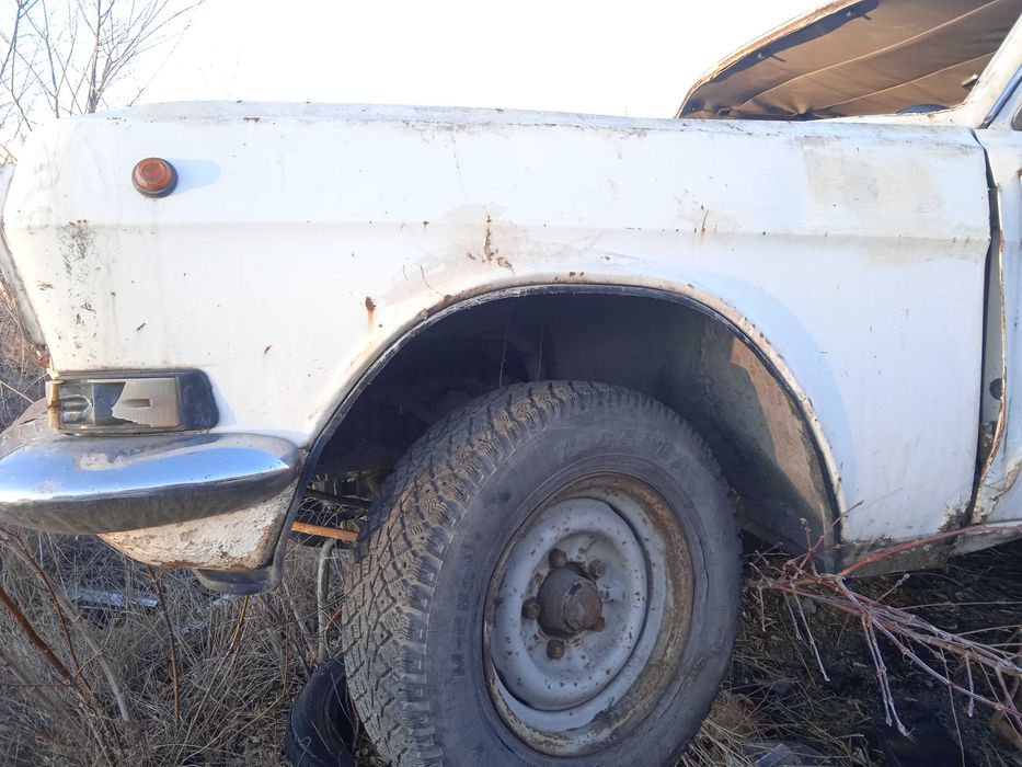 газ волга 2410 .