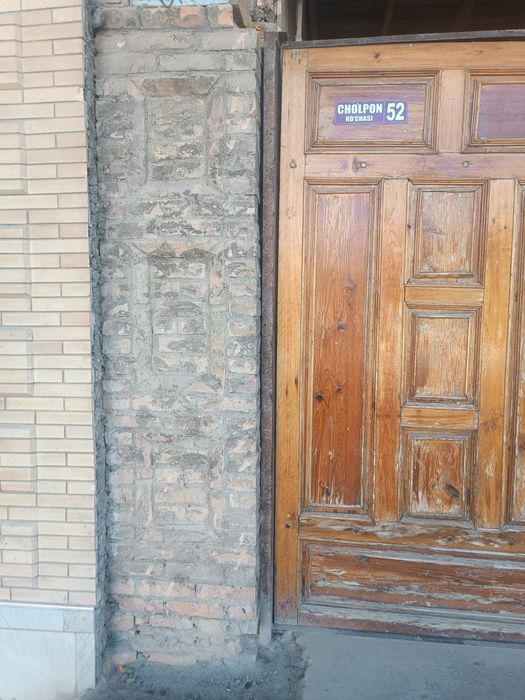 Срочно продается б/у дверь. Одна большая с калидкой. Цена договорная.