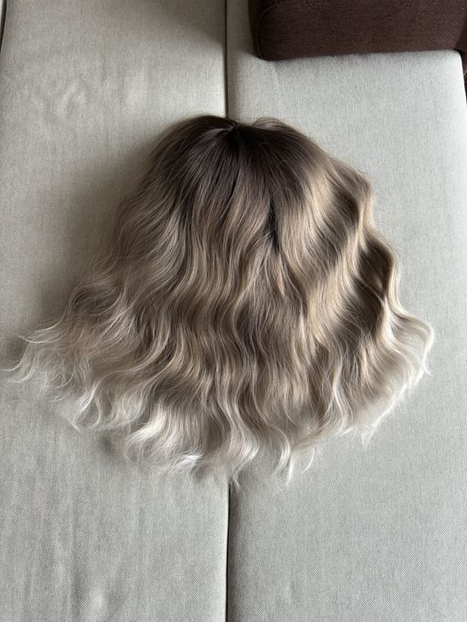Peruca noua blond ombre cu șuvite ondulata