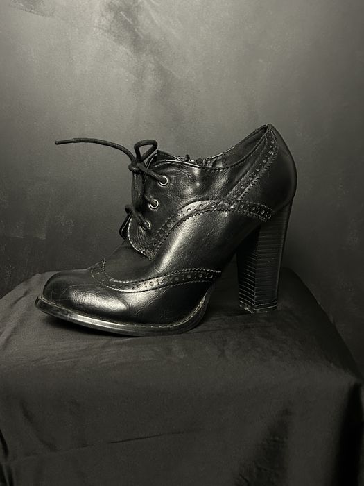 Закрытые туфли на шнуровке