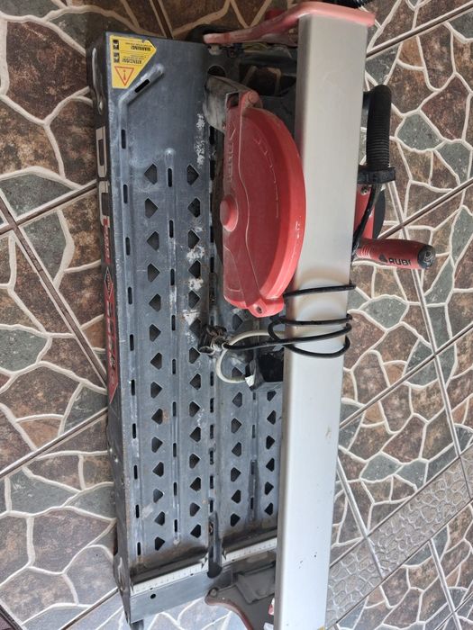 Masină de tăiat cresie si faianta.