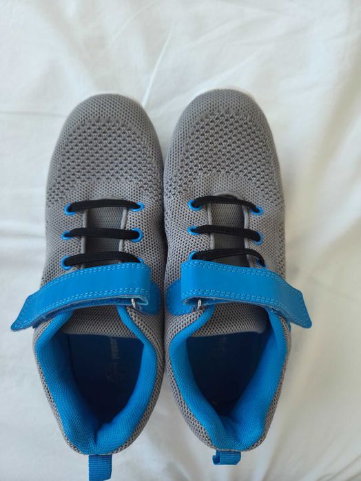 Детски маратонки с велкро лепенки.