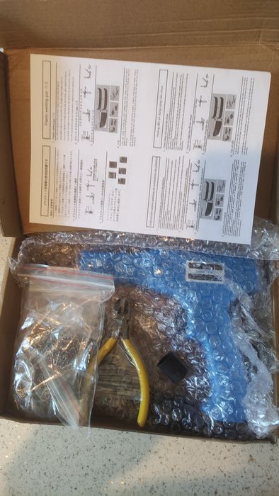 Pistol  cu acumulator capse lipit plastic, cadou plasa din oțel