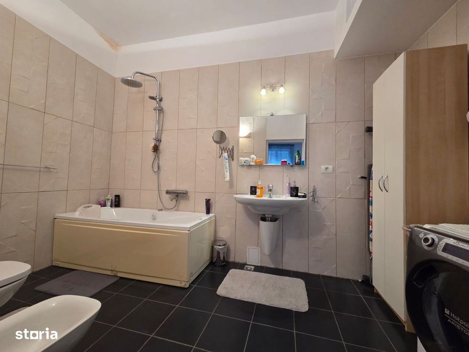 Vand apartament la casa,zona centrala