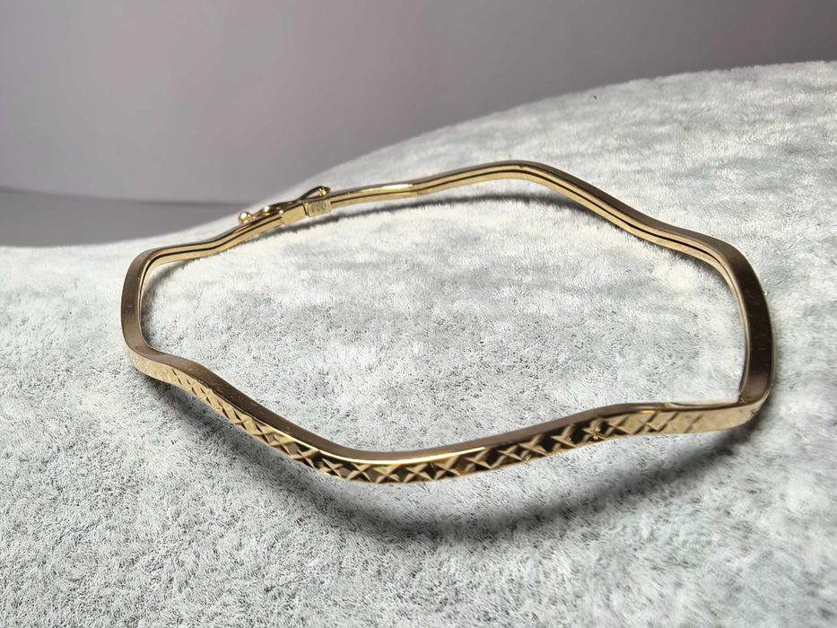 Brățară fixă damă aur galben 14K, ondulată și gravată, 1,70 g – nouă