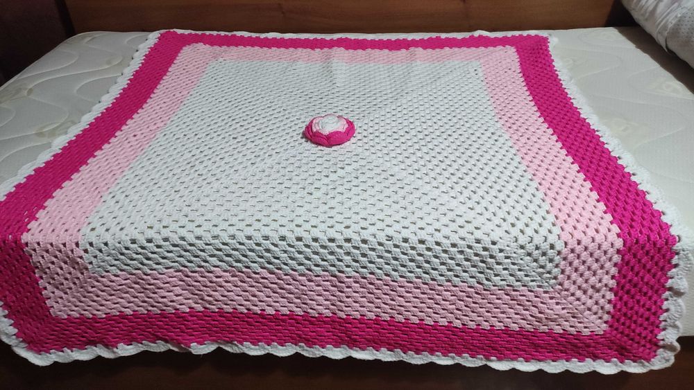 Покривка плетена на една кука 110 х 110 см