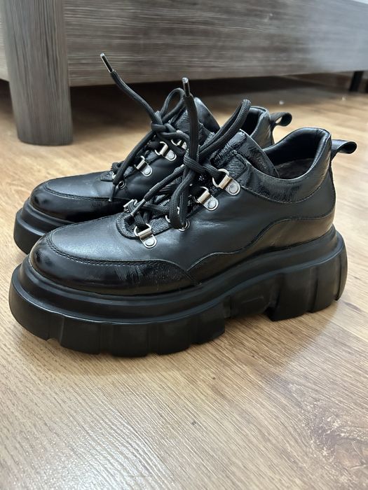 стильные ботинки с массивной подошовой