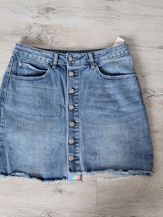 Fusta de blugi cu nasturi în față