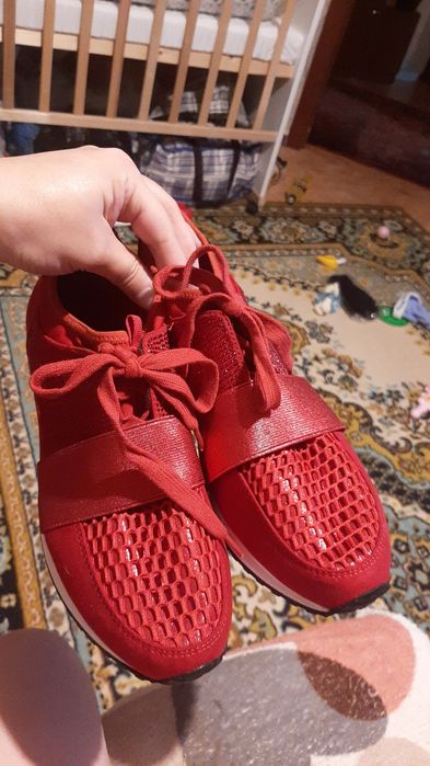 Продам новые кроссовки