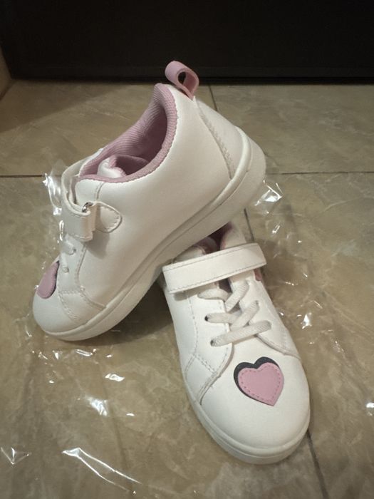 Adidasi fetite Sinsay, stare ft. buna!