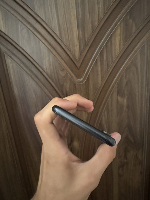 iPhone Xr 64Gb 77% batare