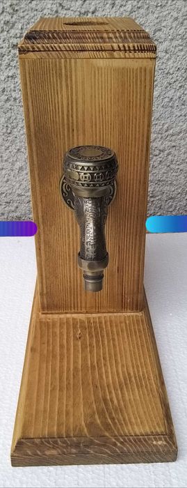 Дървен диспенсър за алкохол-ръчна изработка.