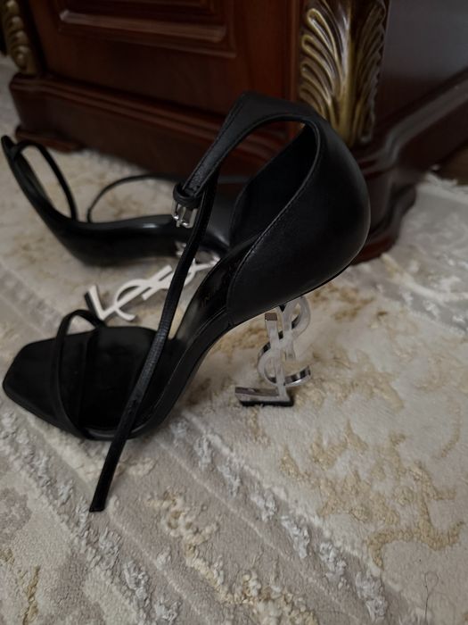 Босоножки YSL оригинал покупала есентай моле .