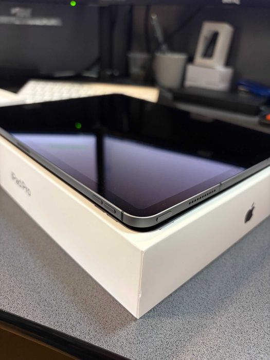 Vand iPad Pro 12.9 Gen. 5 cu procesor M1, Wi-Fi + Cellular 5G, 256GB - Space Gray, impecabil - ca nou