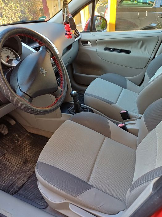 Vând  Peugeot  207 1.4 benzină