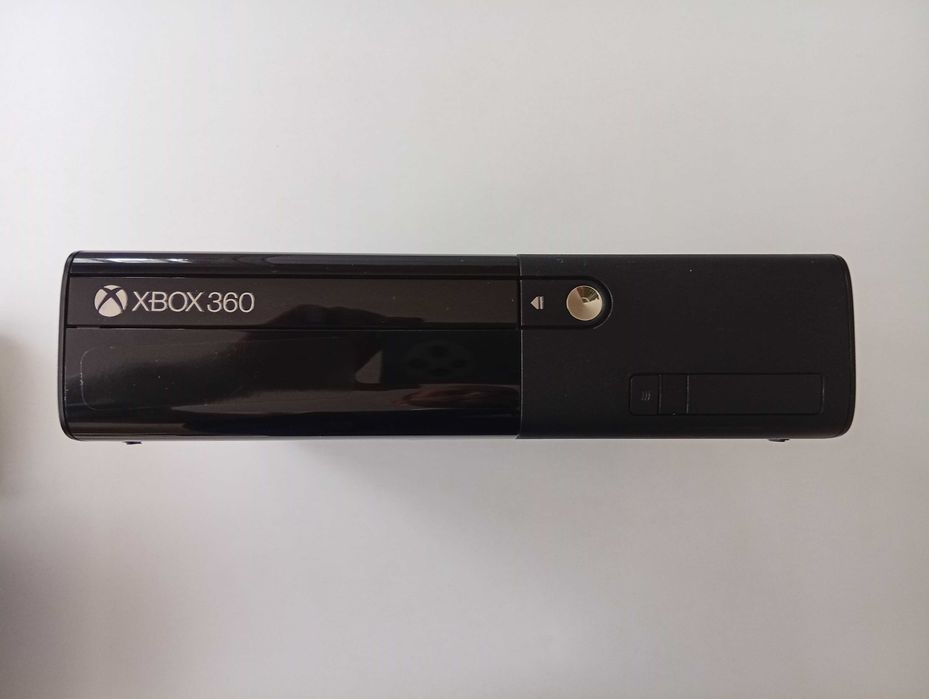 Конзола Xbox 360 E 500GB+Кутия+Оригинален Контролер+Kinect V2+2 Игри