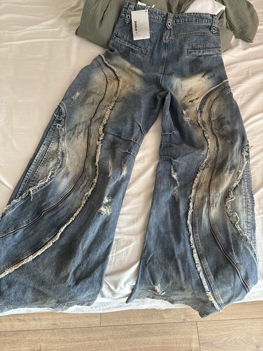 deconstructed baggy jeans