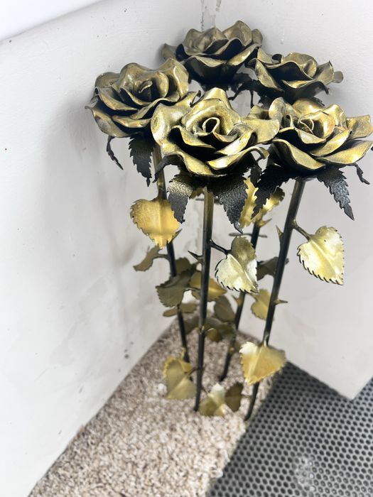 Розы из металла с шипами