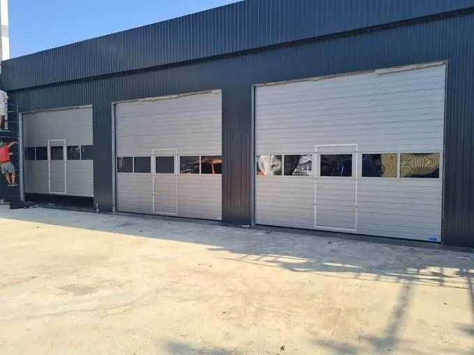 Ворота секционные с панорамными панелями.