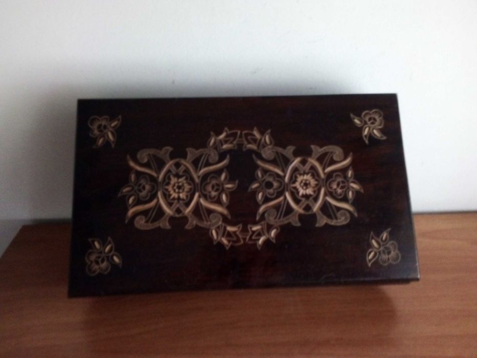 Кутия за бижута дърво