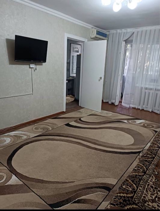 Срочно ! Чиланзар 2.  2 х комнатная кирпич 2 х 4 балкон